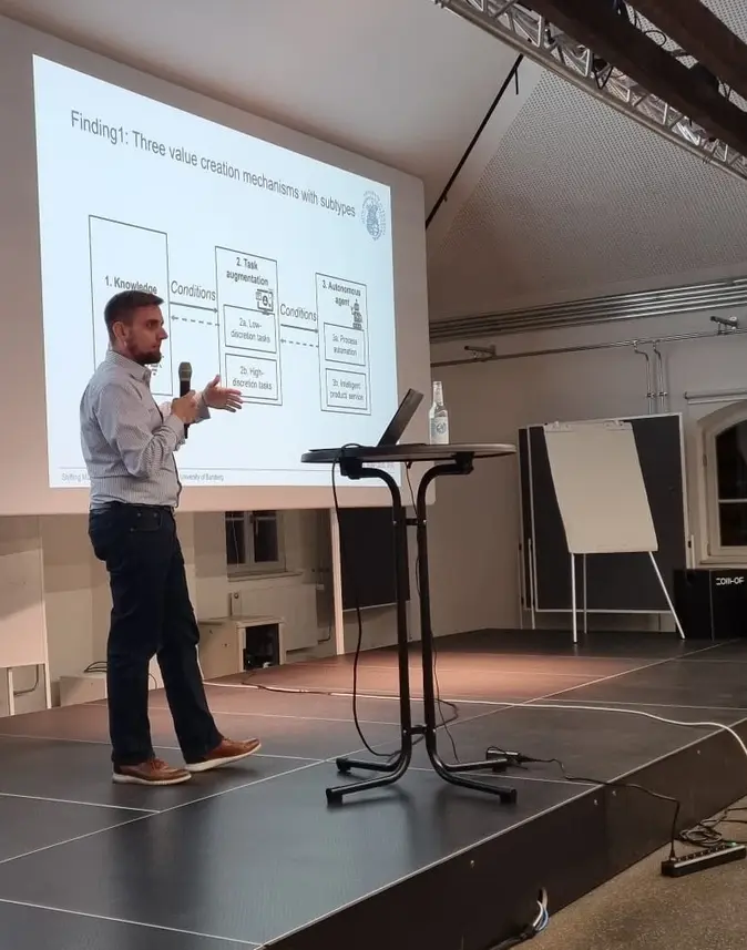 Dr. Konstantin Hopf stellt die Studie "Shifting ML value creation mechanisms: A process model of ML value creation" vor Fachpublikum vor