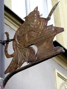 Photo of a bronze plate outside the house.