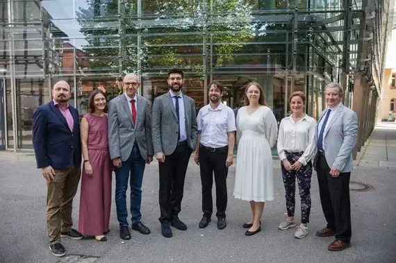 Prof. Dr. Dr. Dr. Peter Riedlberger mit seiner Arbeitsgruppe