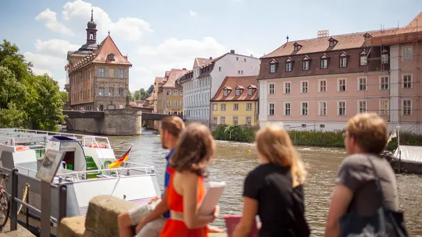 Studierende am Kranen in Bamberg im Sommer