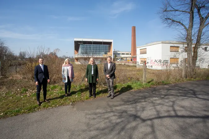 Universit?tspr?sident Kai Fischbach, Staatsministerin Melanie Huml, Kanzlerin der Universit?t Dagmar Steuer-Flieser und Bauamtsleiter Jrgen K?nig vor dem alten Hallenbad.