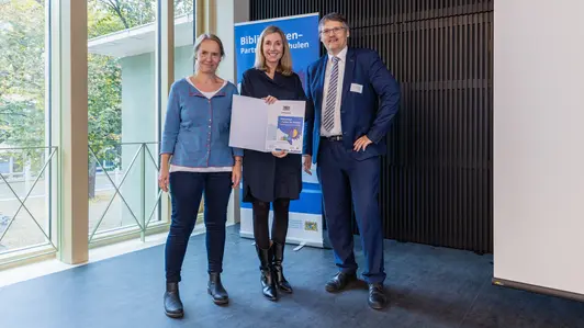 Kultusministerin Anna Stolz (Mitte) berreichte Christiane Lauterbach und Fabian Franke von der Bamberger Universit?tsbibliothek das Gtesiegel ?Bibliotheken C Partner der Schulen.