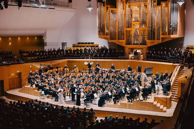 Orchester auf der Bhne in der Konzerthalle.