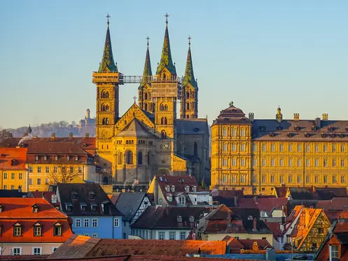 Sonnenaufgang und Blick auf Bamberger Residenz und Dom