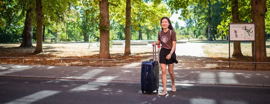 Studentin mit Koffer auf dem Weg zum ERBA-Gel?nde