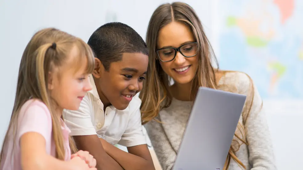 Lehrerin mit zwei Schler*innen