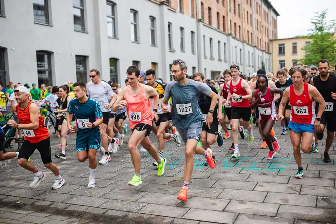 Insgesamt 218 Frauen und 351 M?nner zwischen 14 und 82 Jahren bestritten die 10 km des Uni-Laufs. Im Startfeld befanden sich mit der Startnummer 1 und der Startnummer 1027 auch die Gesamtsiegerin und der Gesamtsieger: Brendah Kebeya von der LG Bamberg und Marius Stang von der LAV Stadtwerke Tbingen. 